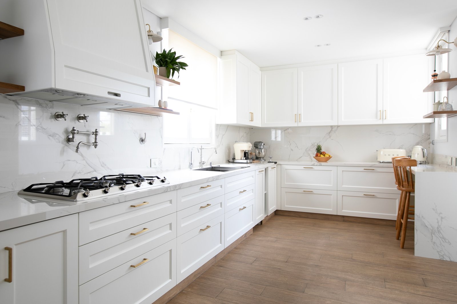 Cozinha moderna escandinava branca com detalhes em mármore — projeto Lacroze, por Estudio Losa, em Belgrano